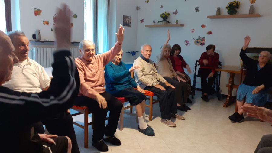 persone anziane che ballano