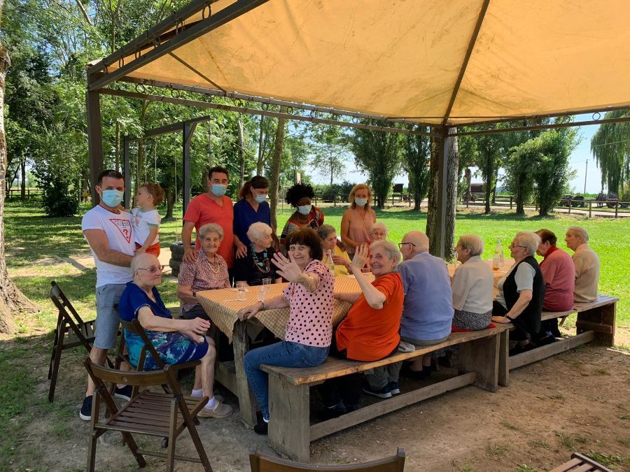pranzo in veranda al centro anziani