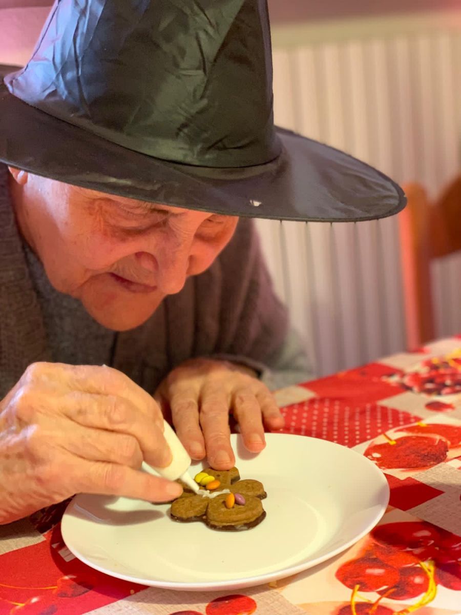 signora anziana mangia dolce