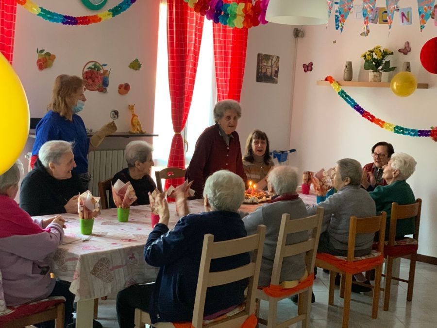 festa di compleanno al centro anziani