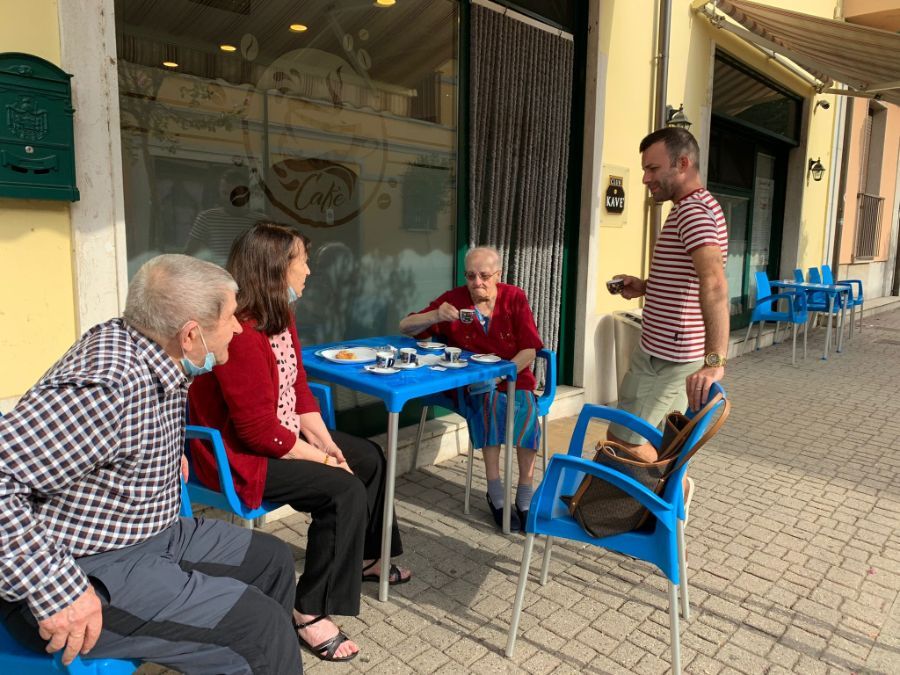 signori anziani giocano a carte in veranda
