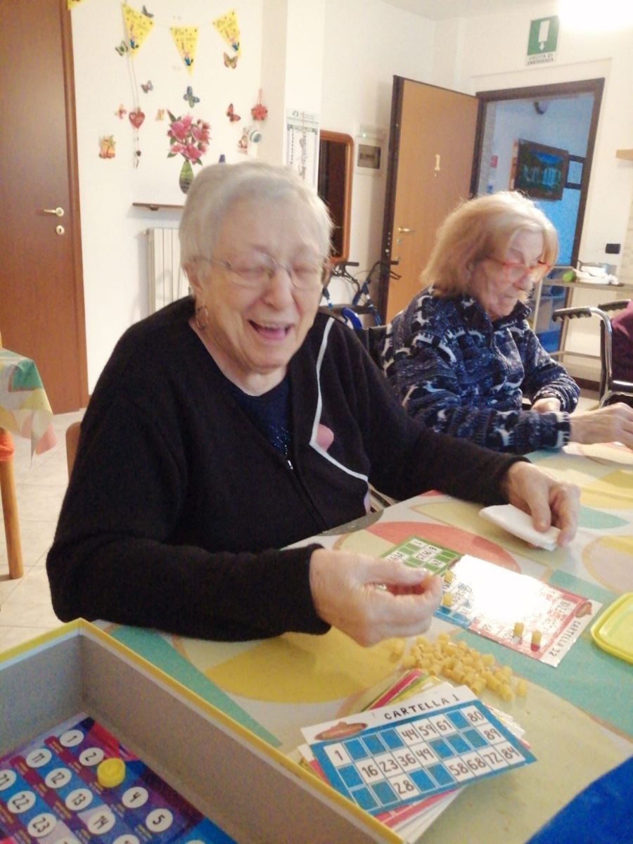 signori anziani giocano a bingo