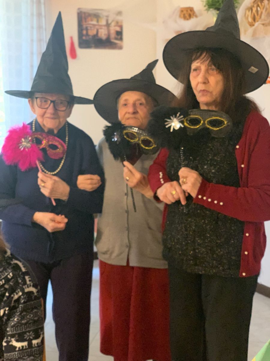 festa in maschera al centro anziani