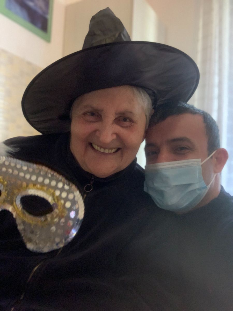 signora anziana fa selfie