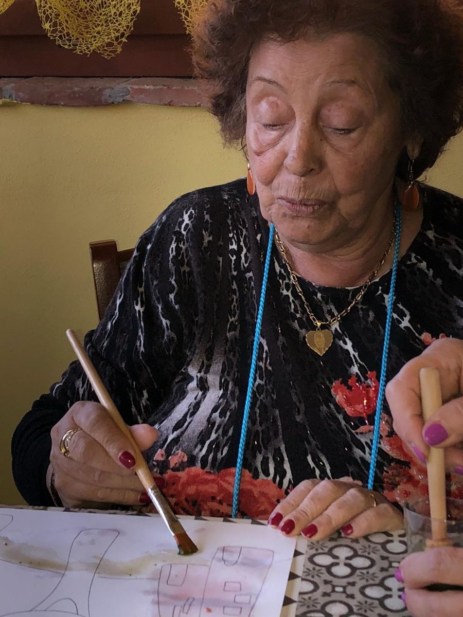 signora anziana che dipinge