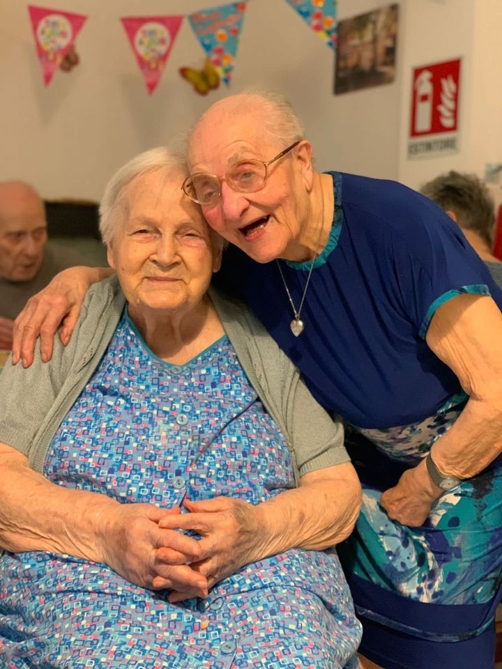 coppia di anziani abbracciati e sorridenti