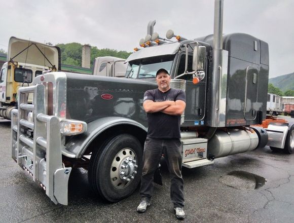 A semi truck with the word gmii on the side