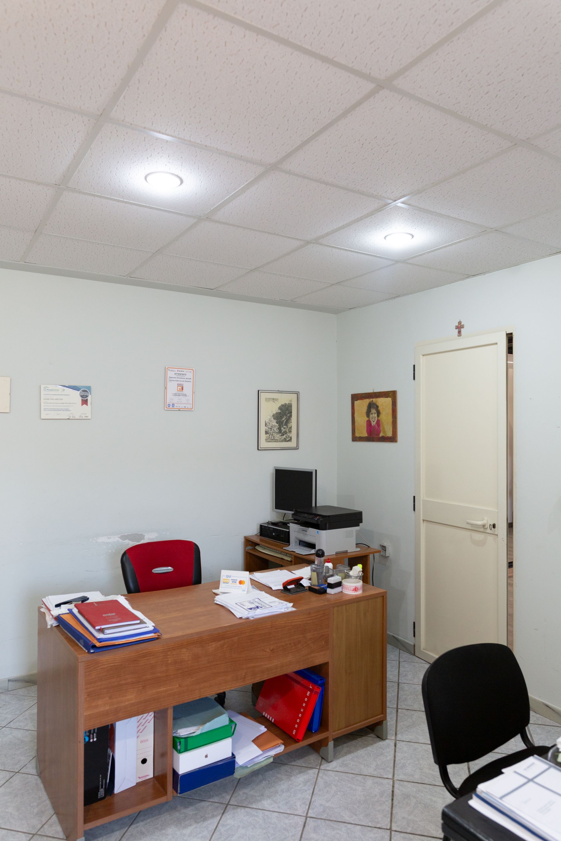 Una stanza con una scrivania e delle sedie