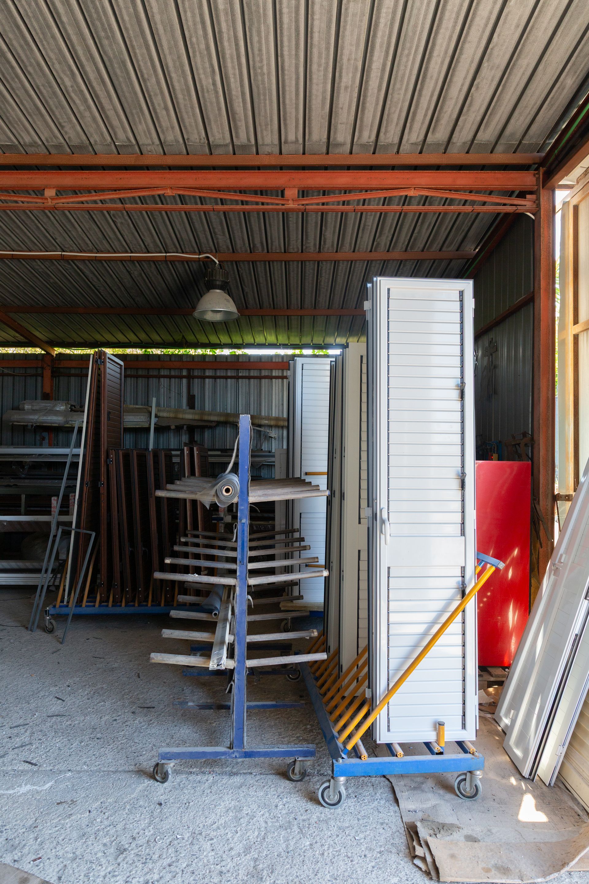 Un magazzino pieno di persiane e scuri