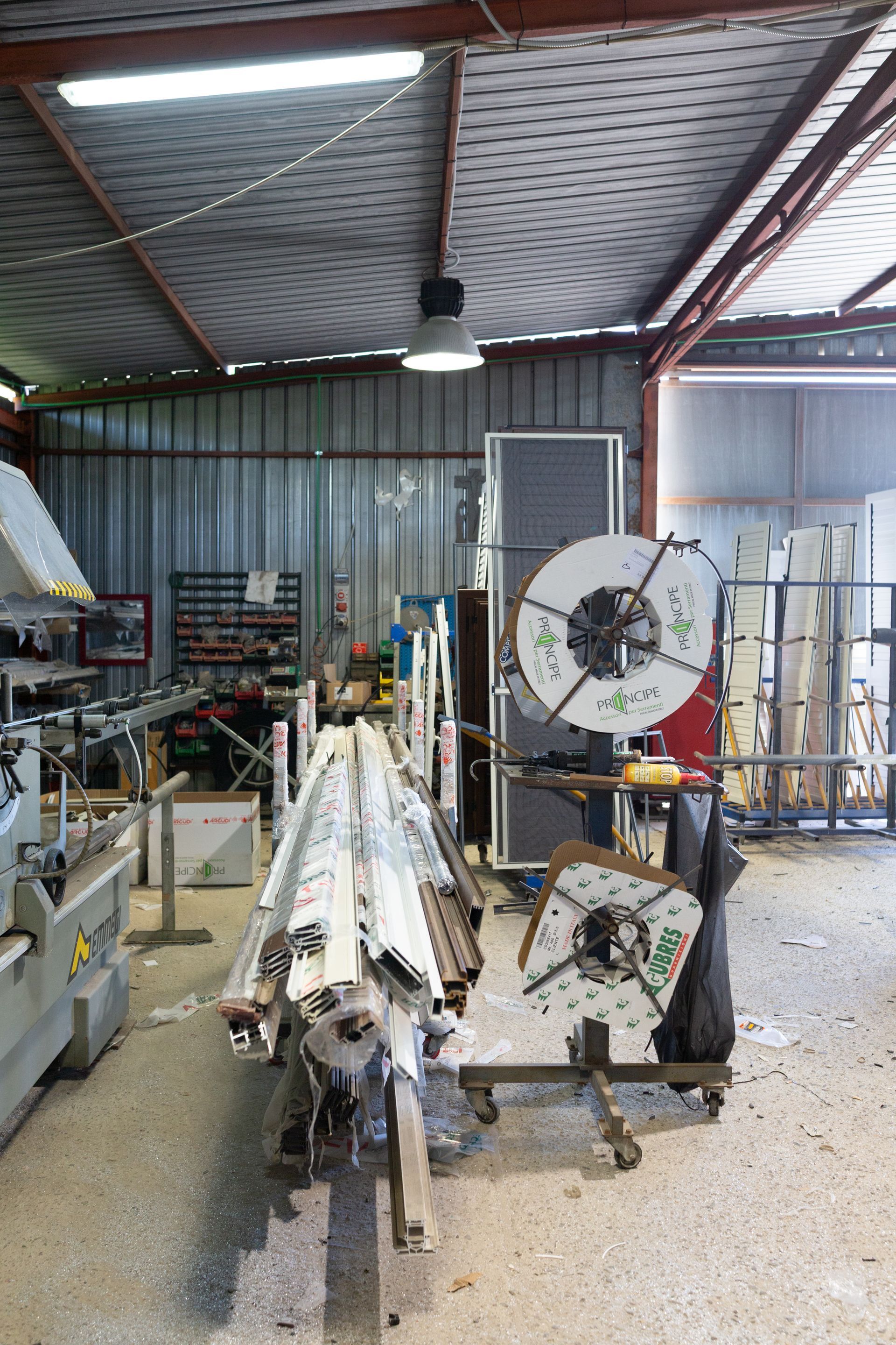 Un magazzino pieno di macchinari e attrezzature per produrre gli infissi