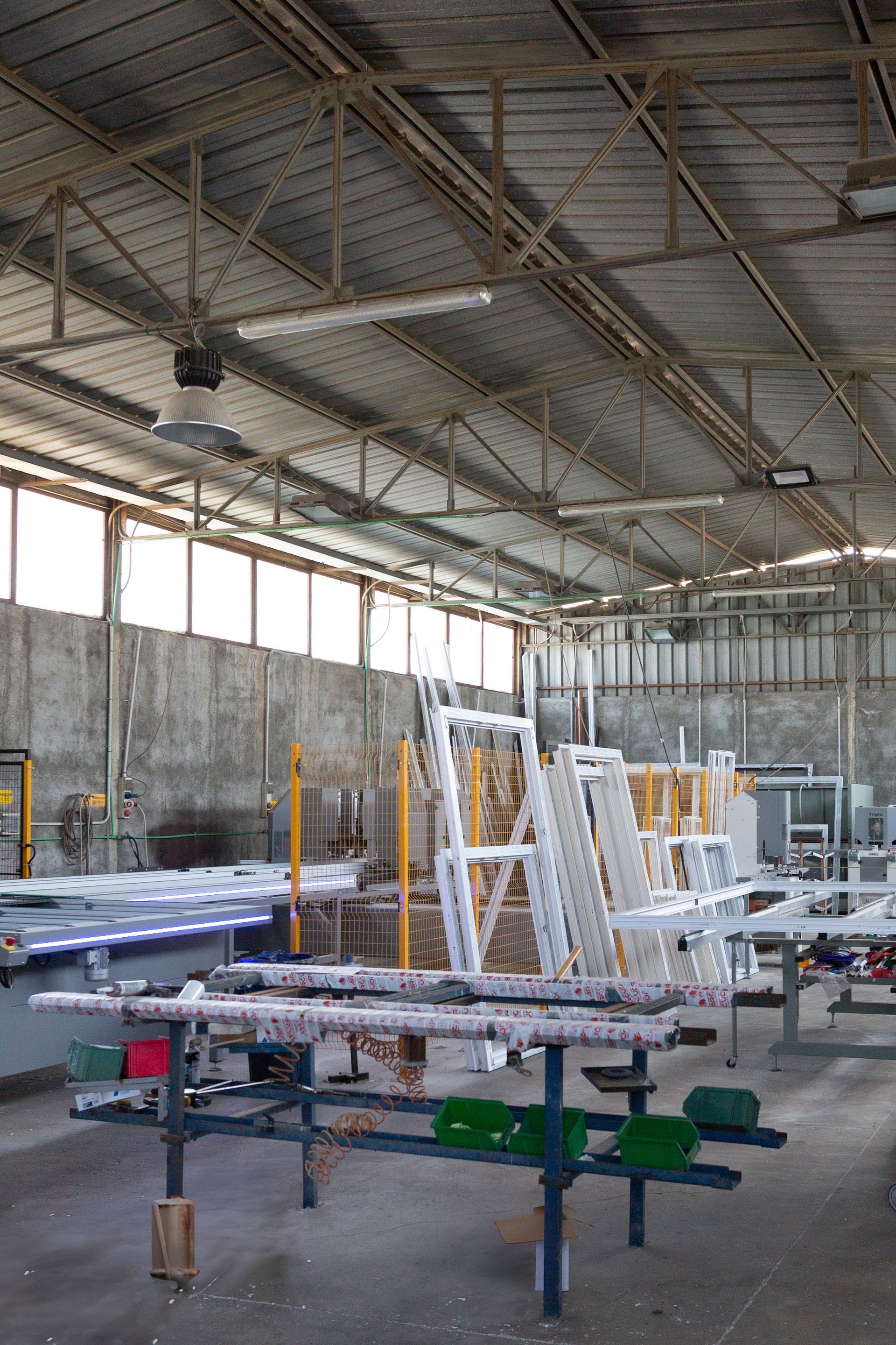 Un grande magazzino pieno di infissi