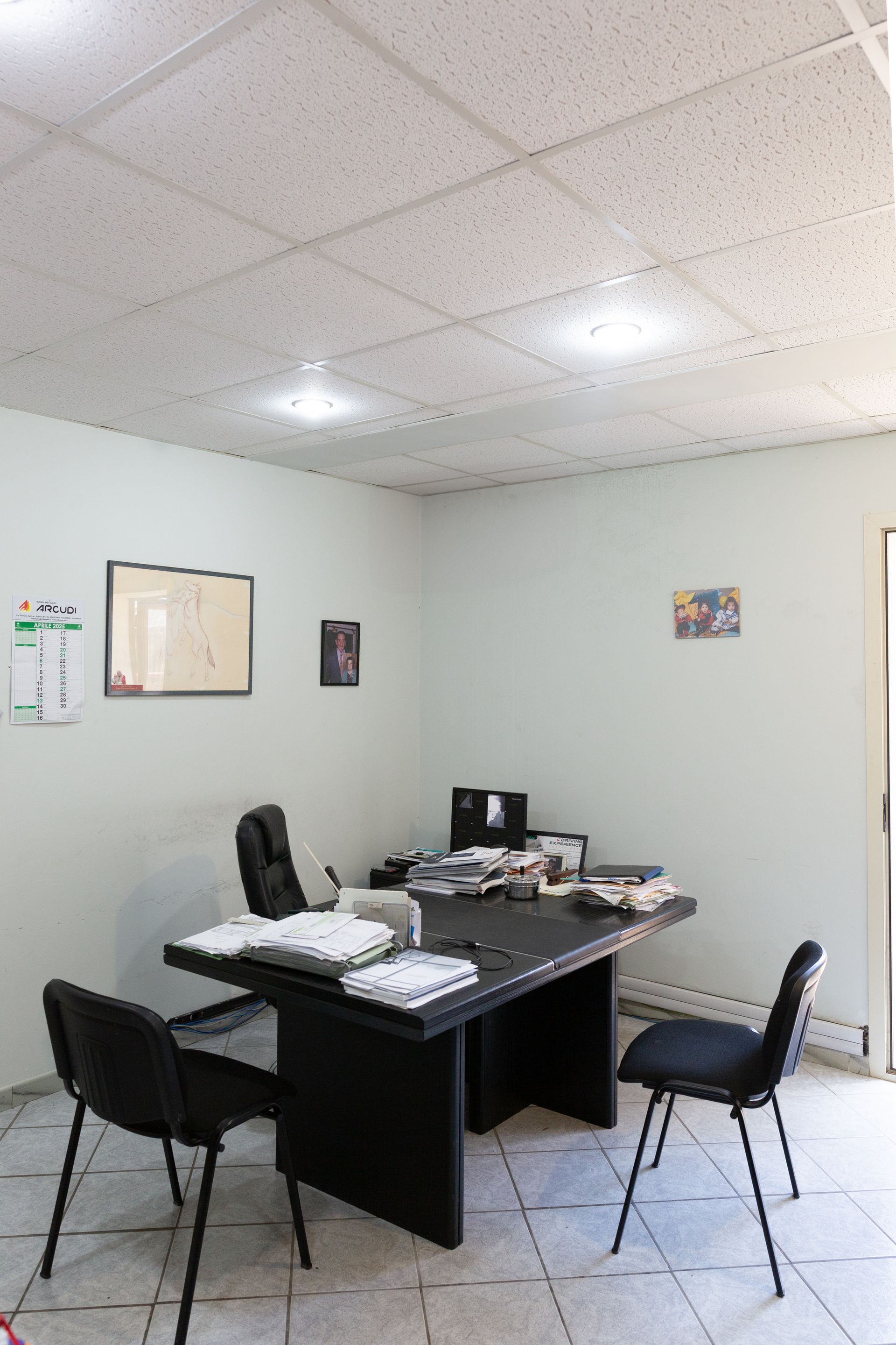 Una stanza con un tavolo e delle sedie.