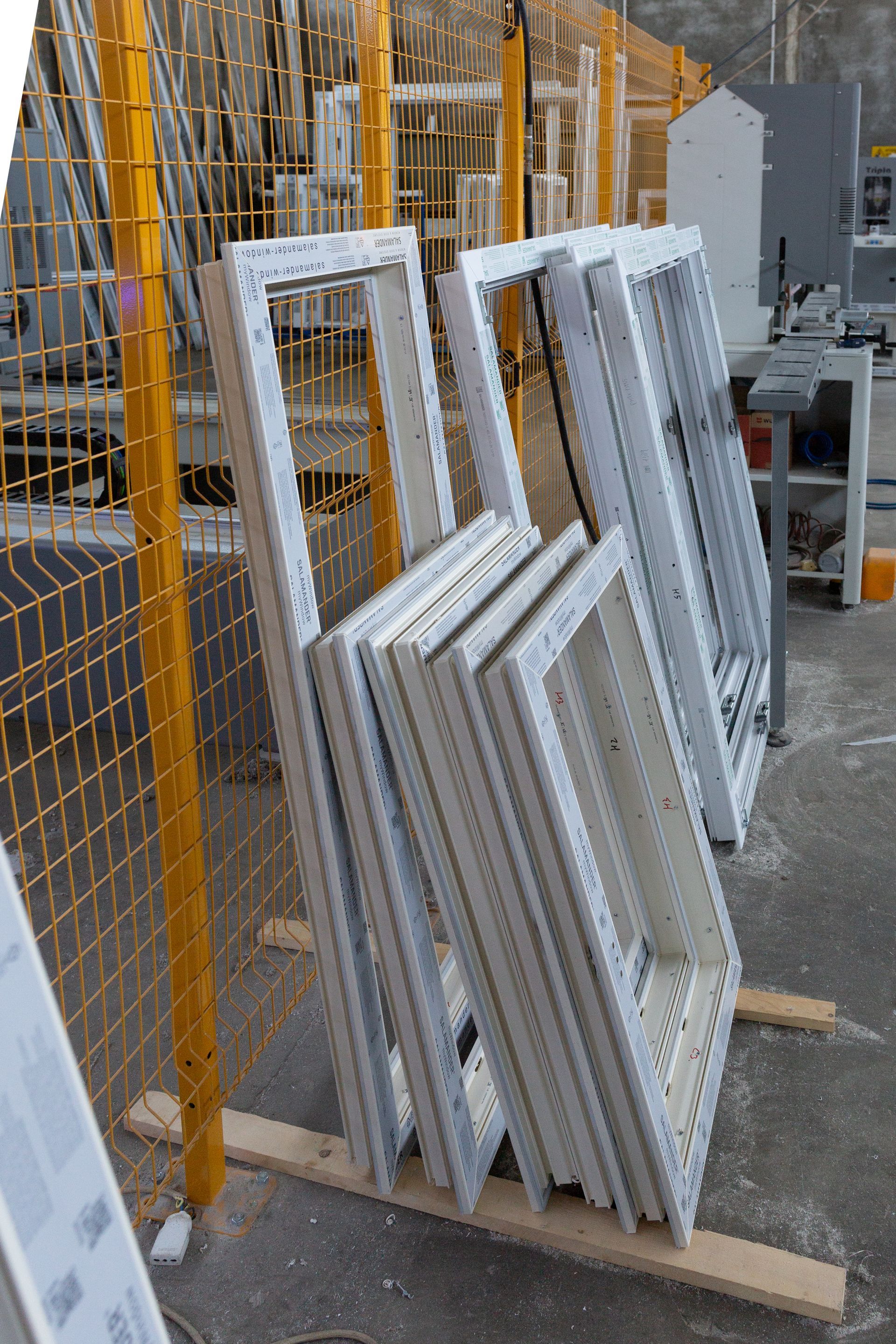 Un gruppo di infissi e talai impilate l'una sull'altra.