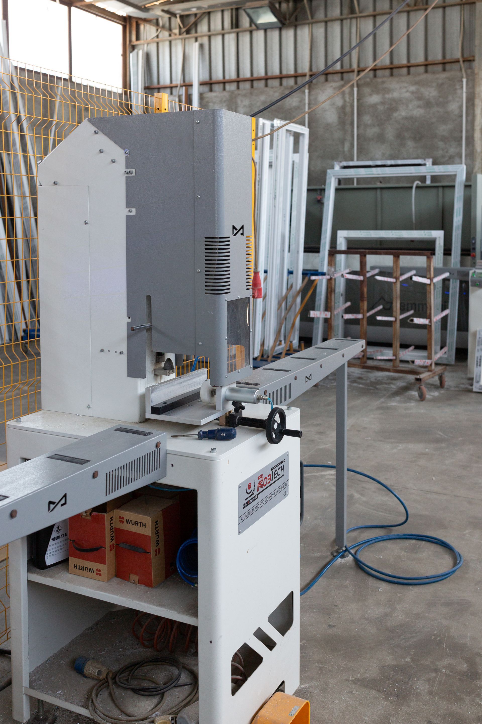 Una macchina è posizionata sopra un tavolo in una fabbrica.