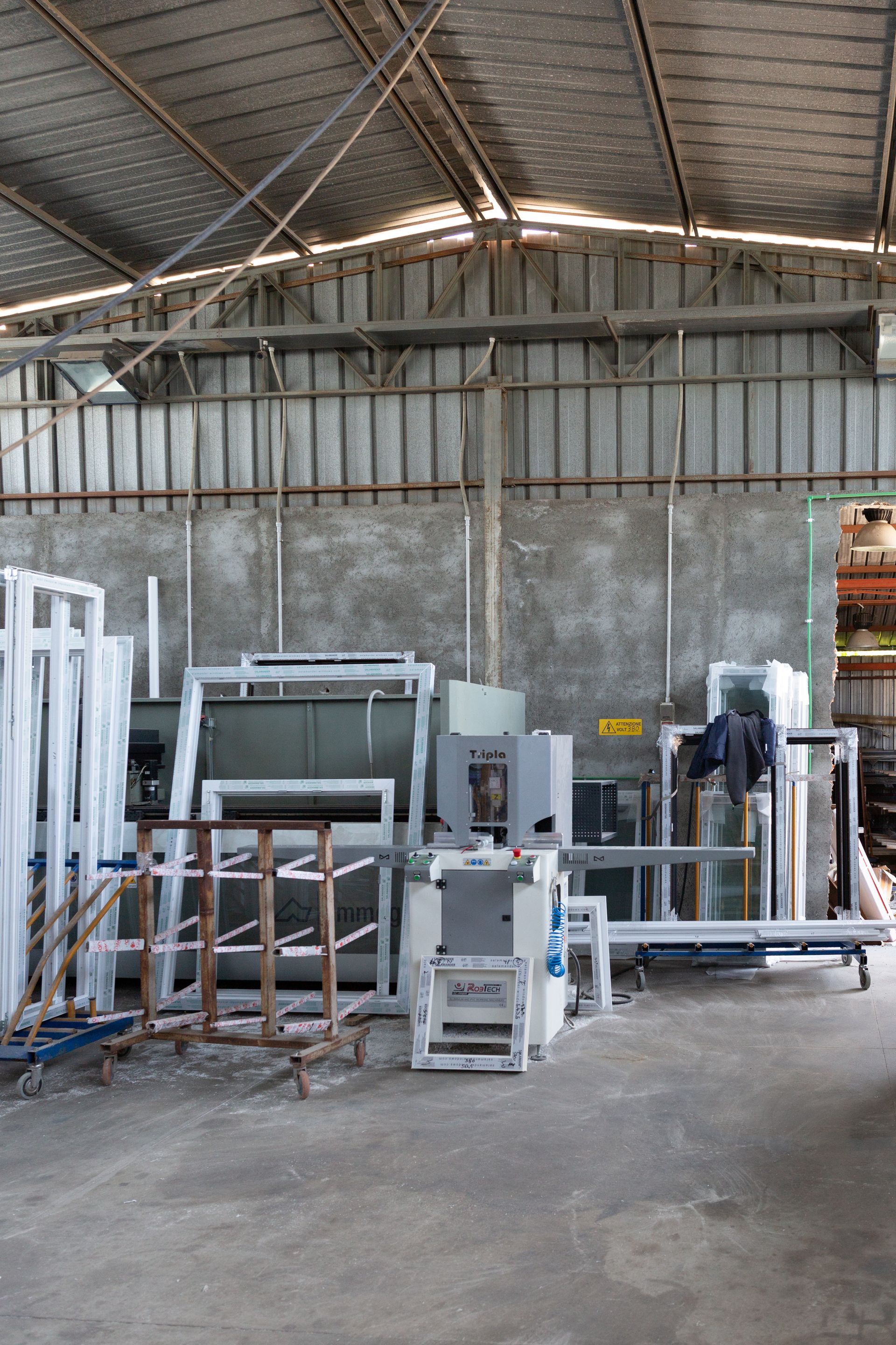 Un magazzino pieno di macchinari e di finestre.
