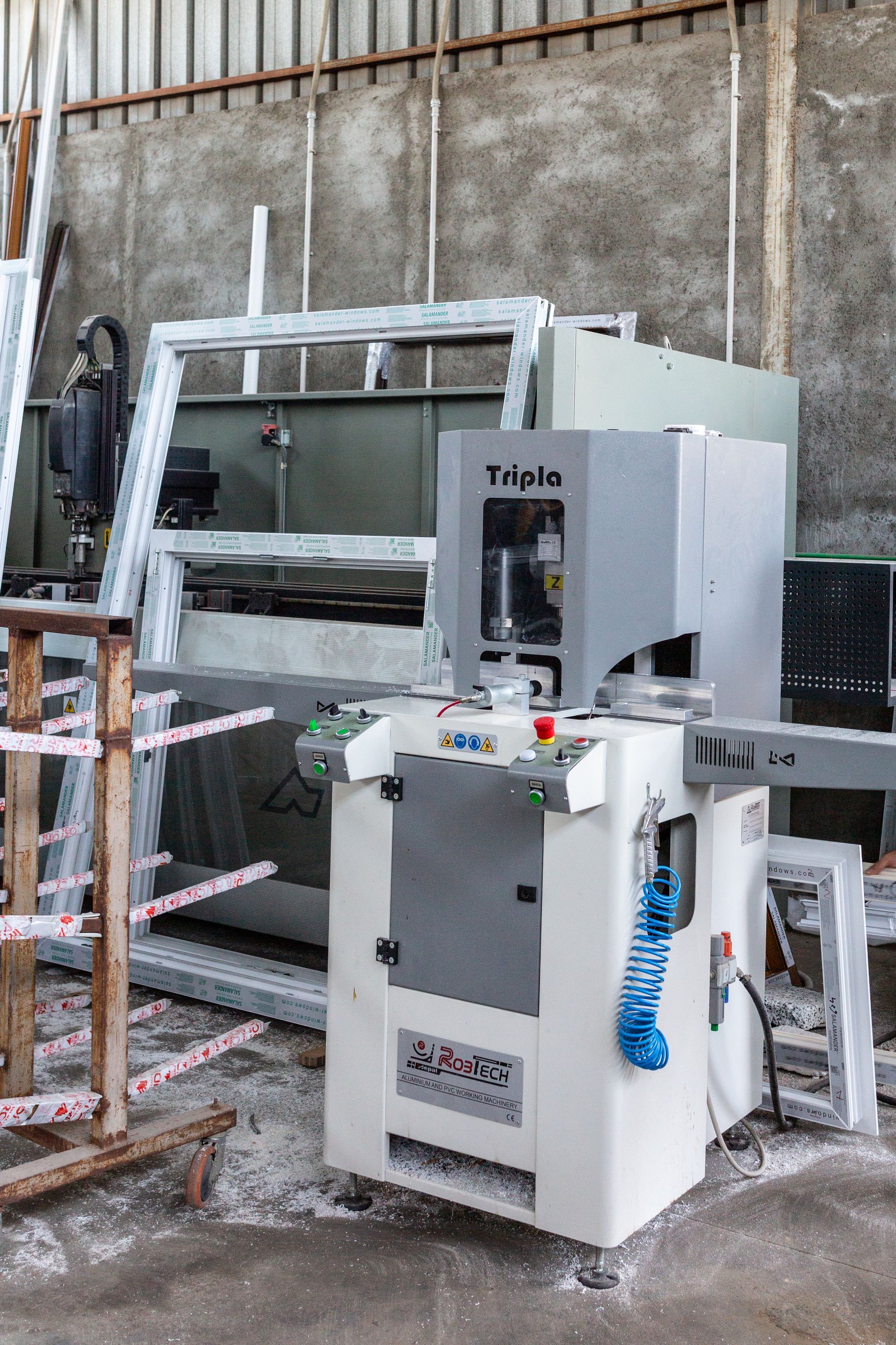 attrezzatura per la per produrre gli infissi