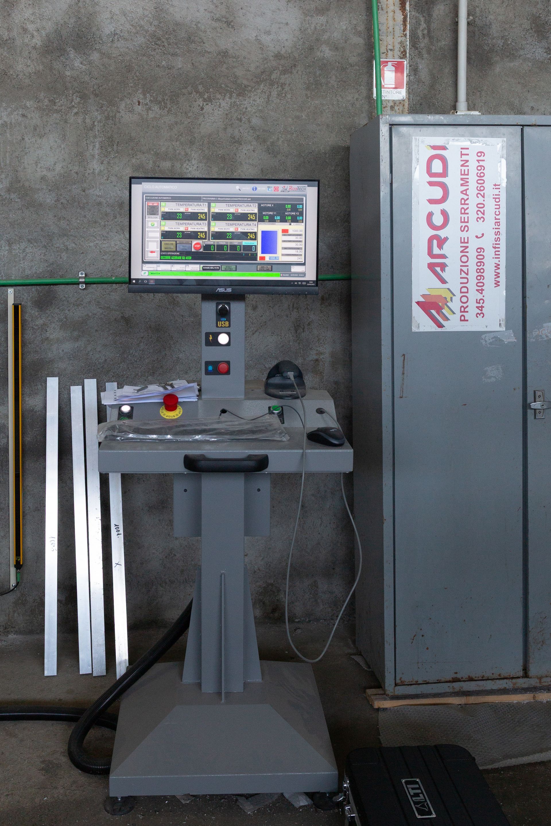 Una bilancia con un cartello che dice arcudi sopra