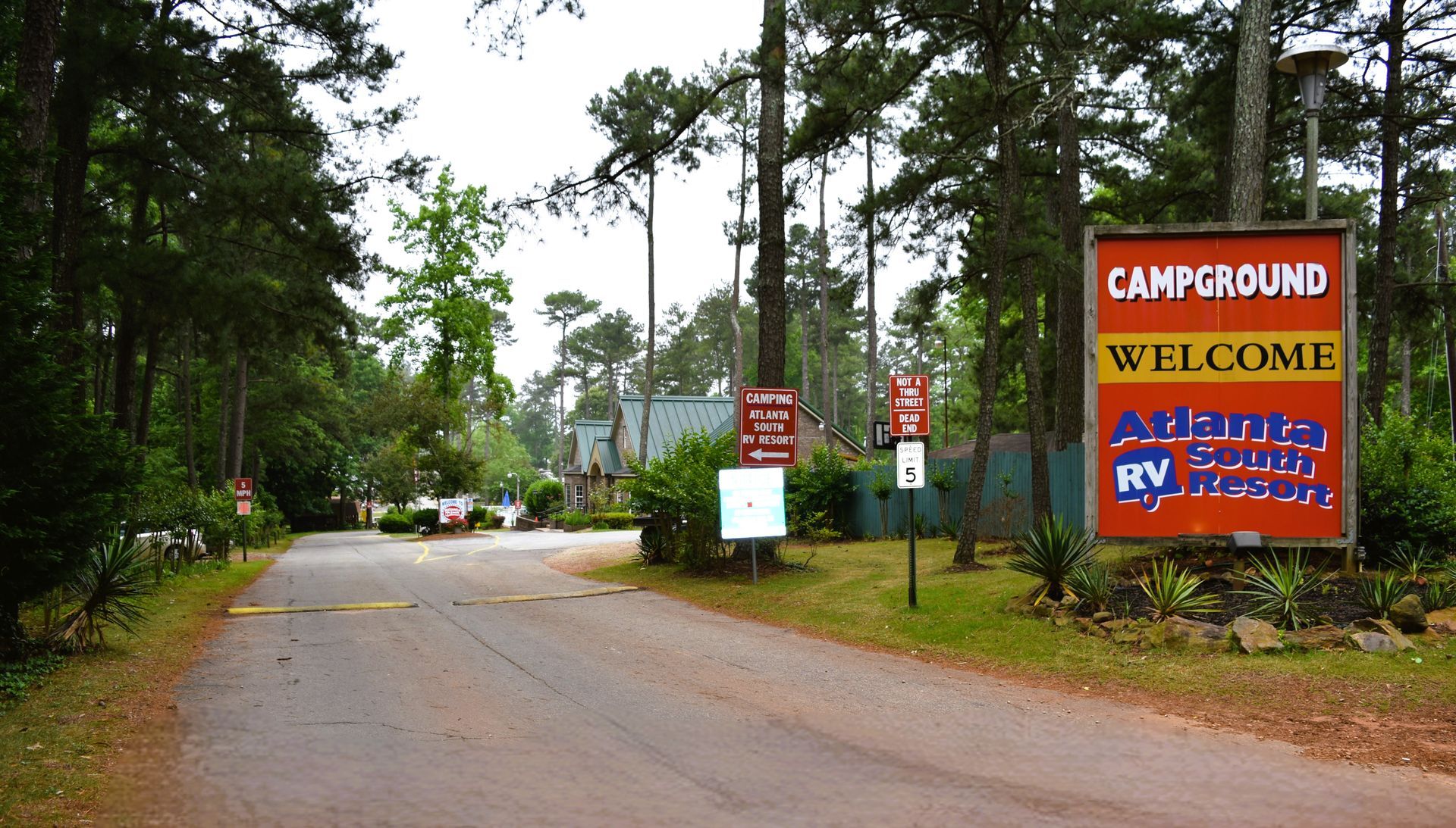 A sign that says campground welcome on it
