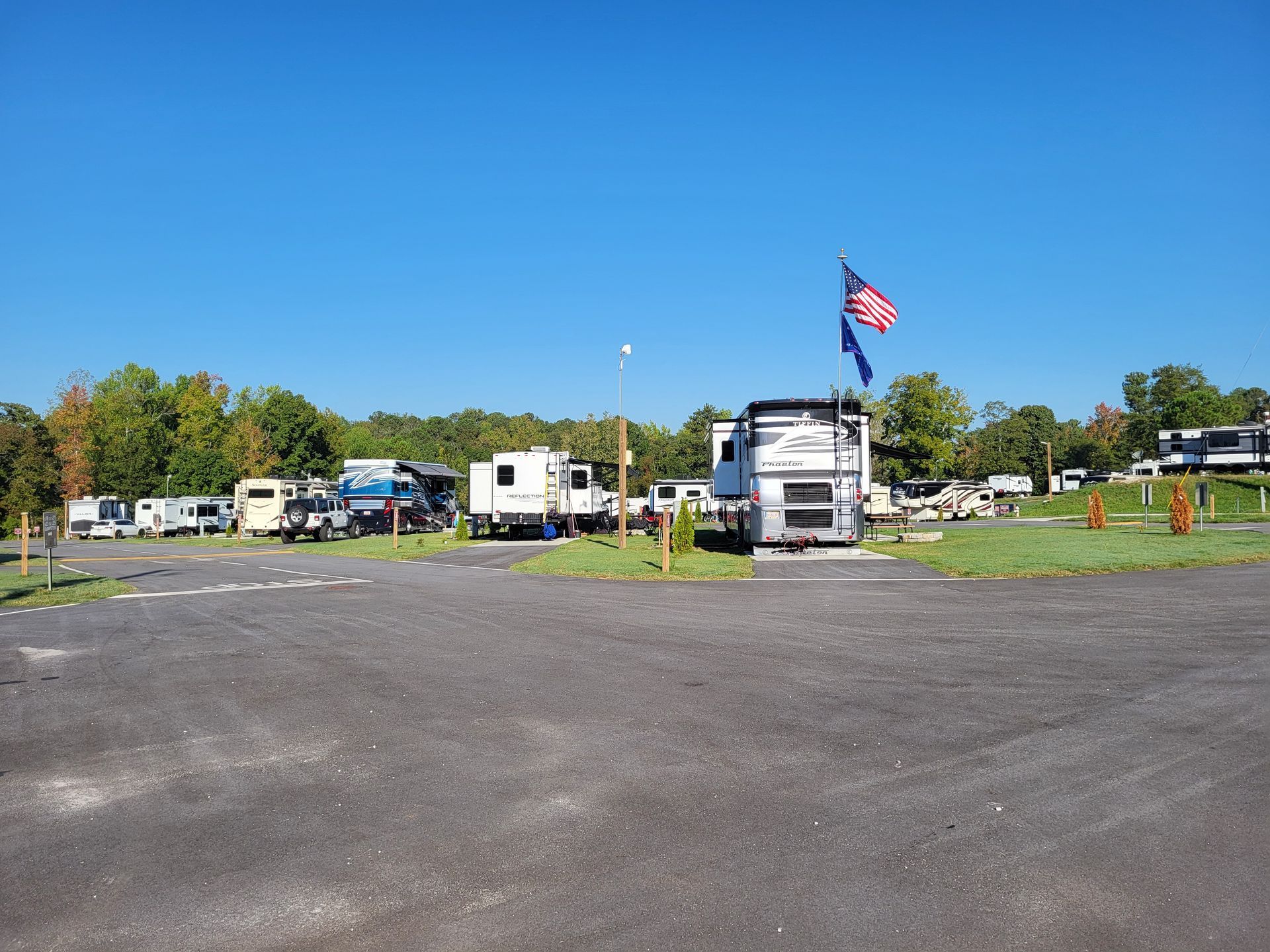 A lot of rvs are parked in a parking lot