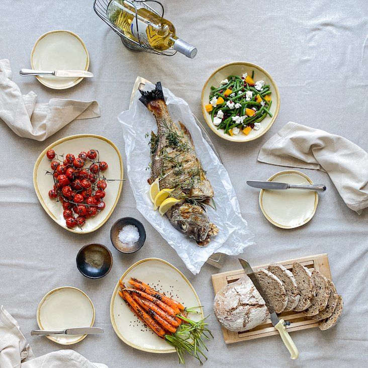 pesce intero, fagiolini, pane, carote, sale, pomodorini