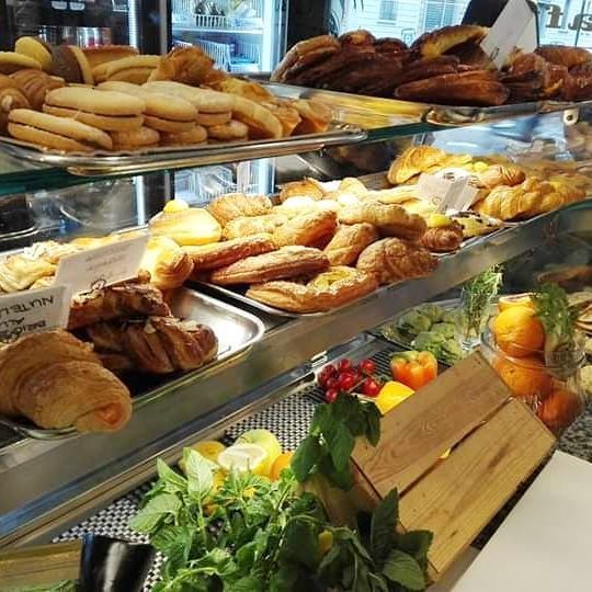 In una panetteria sono esposti una varietà di dolci e verdure