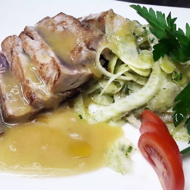 Un primo piano di un piatto di cibo con carne e verdure