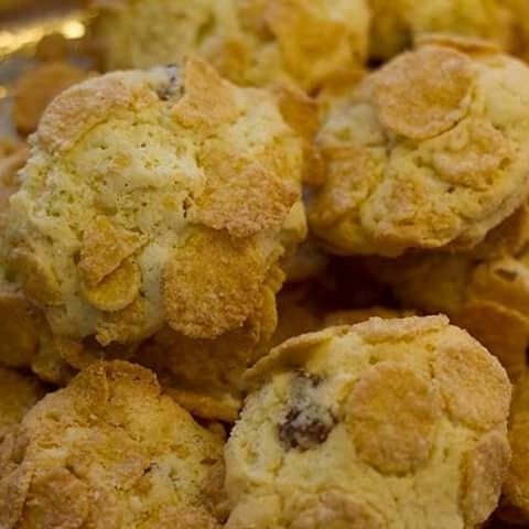 Un primo piano di una pila di biscotti su un tavolo.