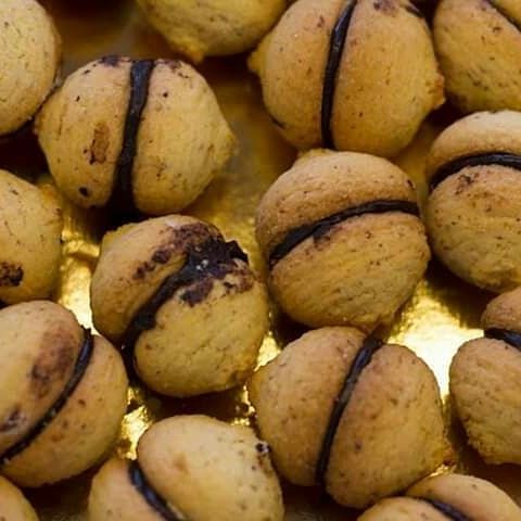 Un primo piano di un mucchio di biscotti su un tavolo