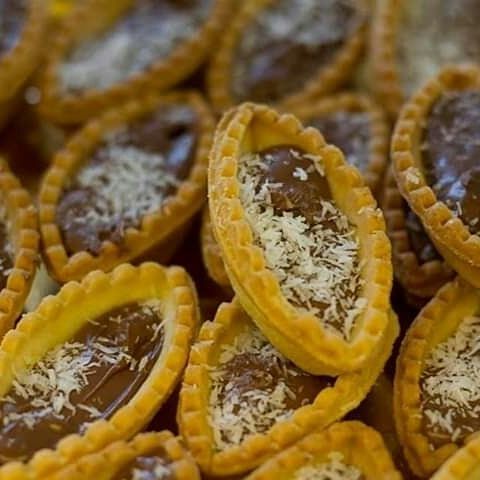 Una pila di crostate al cioccolato con sopra il cocco