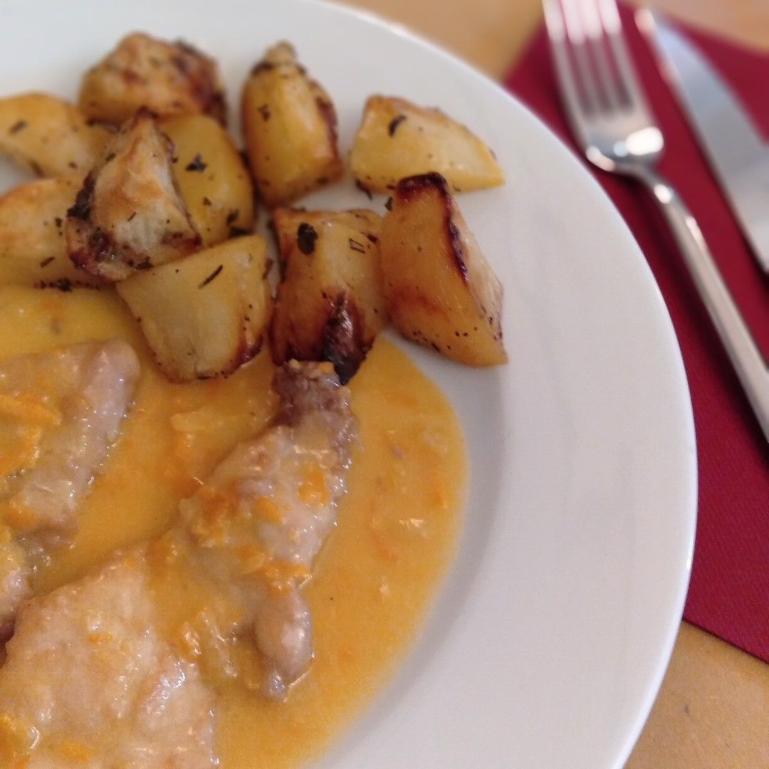 Un primo piano di un piatto di cibo con patate e carne