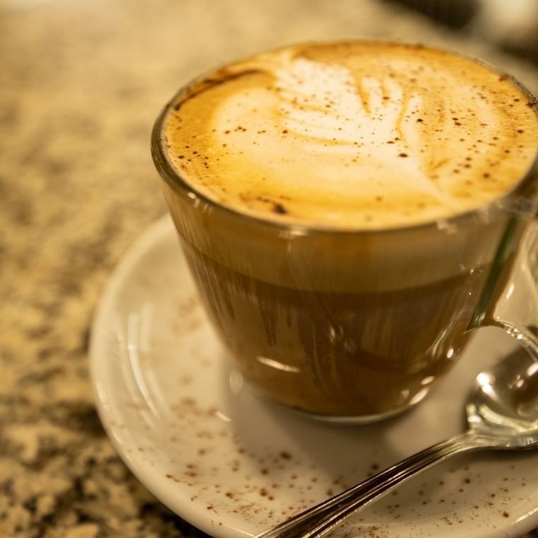 Una tazza di caffè su un piattino con un cucchiaio