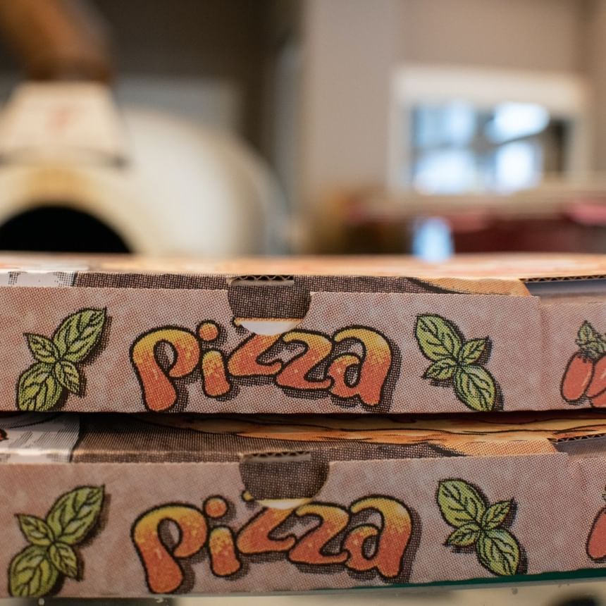 Due scatole per pizza sono impilate una sopra l'altra