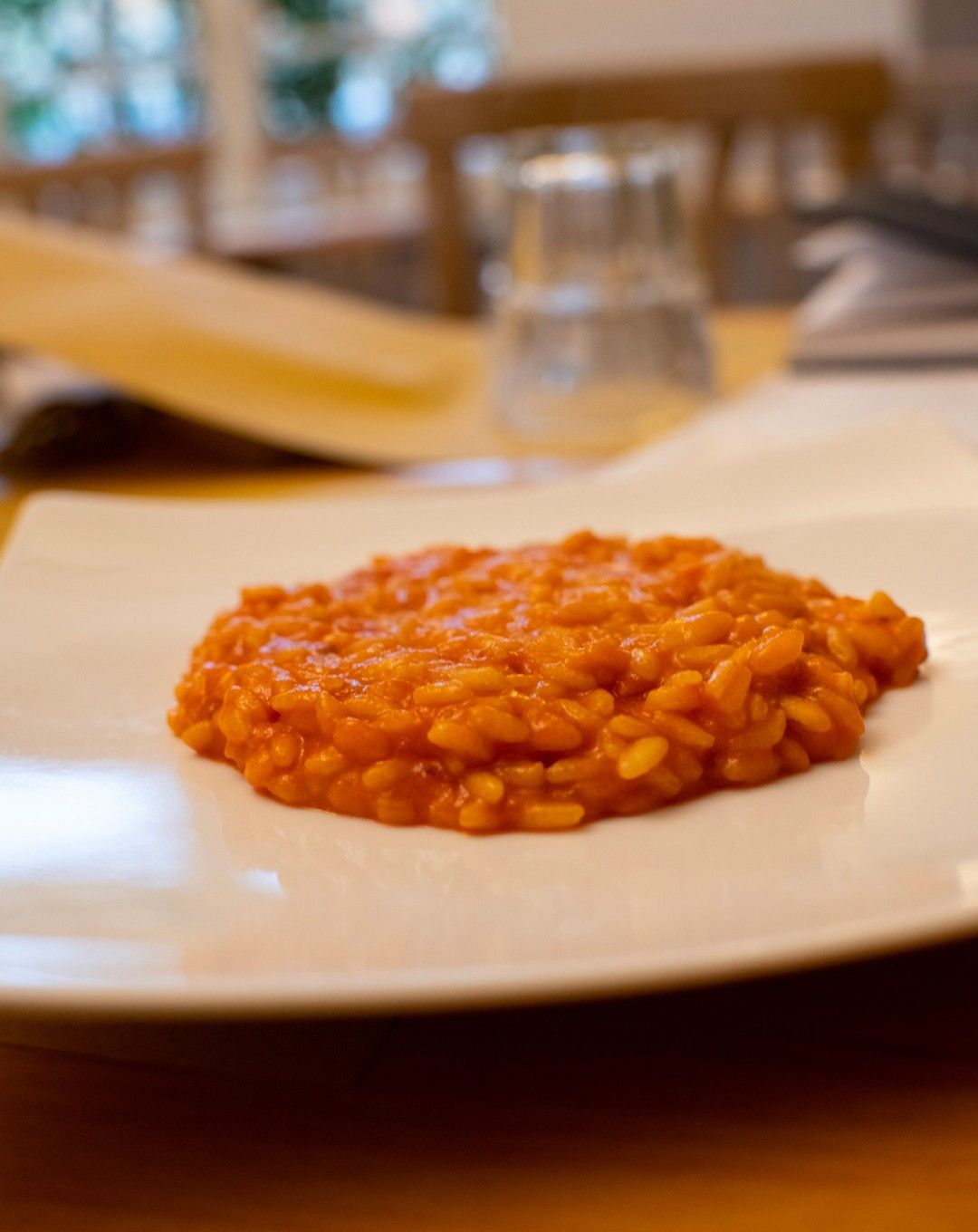 Un primo piano di un piatto di cibo su un tavolo.