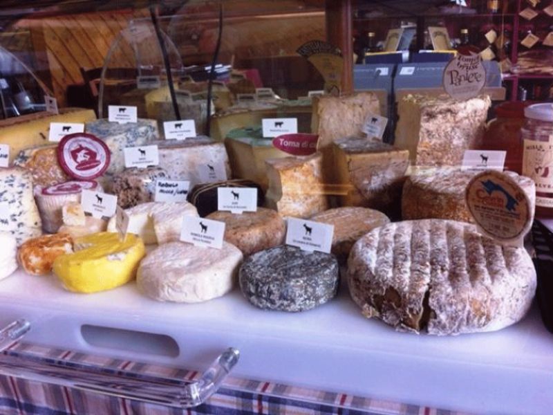 Esposizione di formaggi misti piemontesi