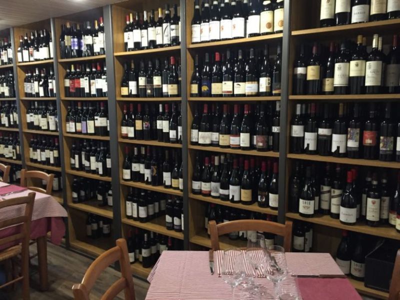 Cantina di vini della trattoria piemontese