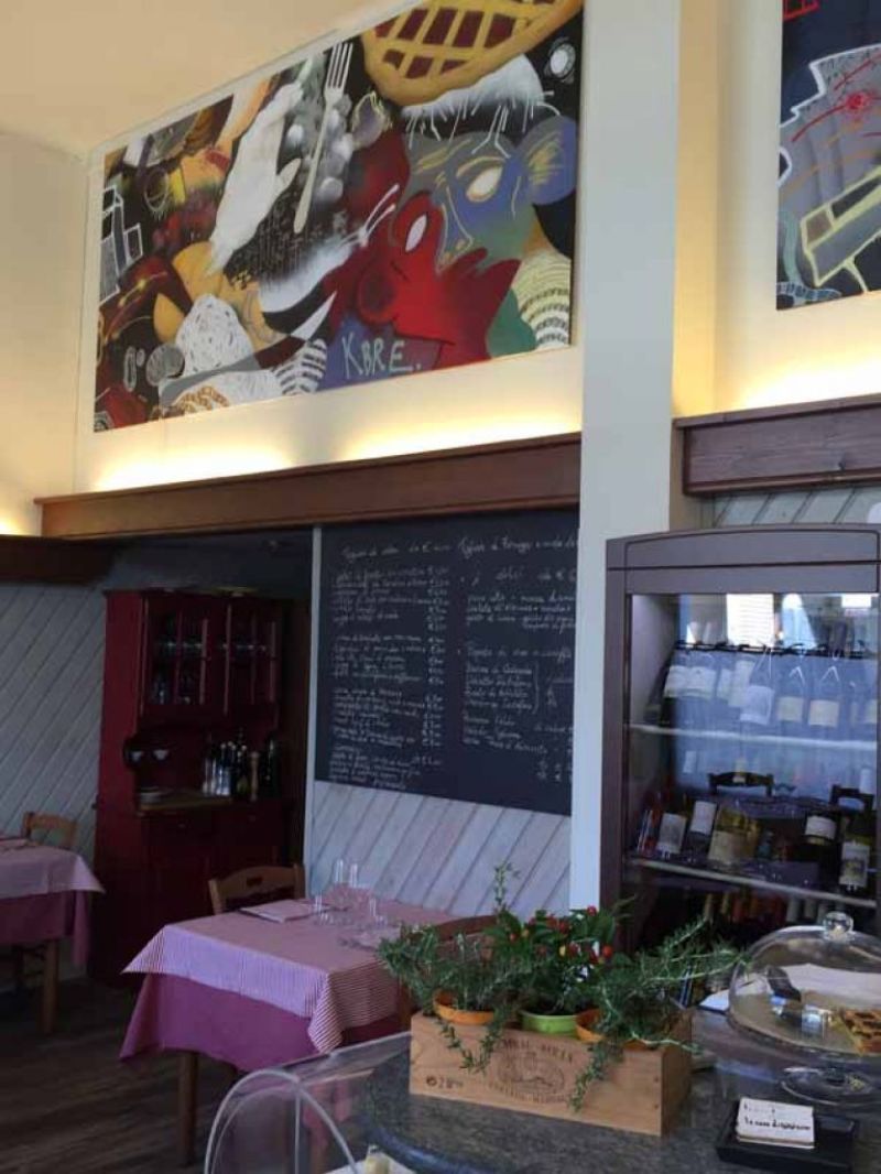 Interno della trattoria e vineria piemontese