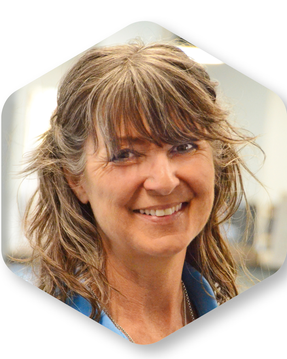 Eine Frau bekommt eine Stirnmassage