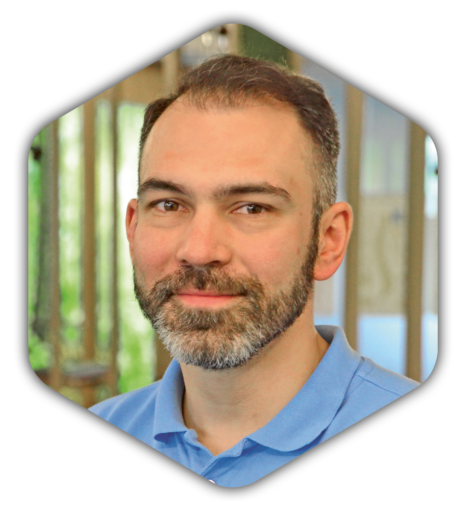 Ein Mann mit Bart trägt ein blaues Hemd