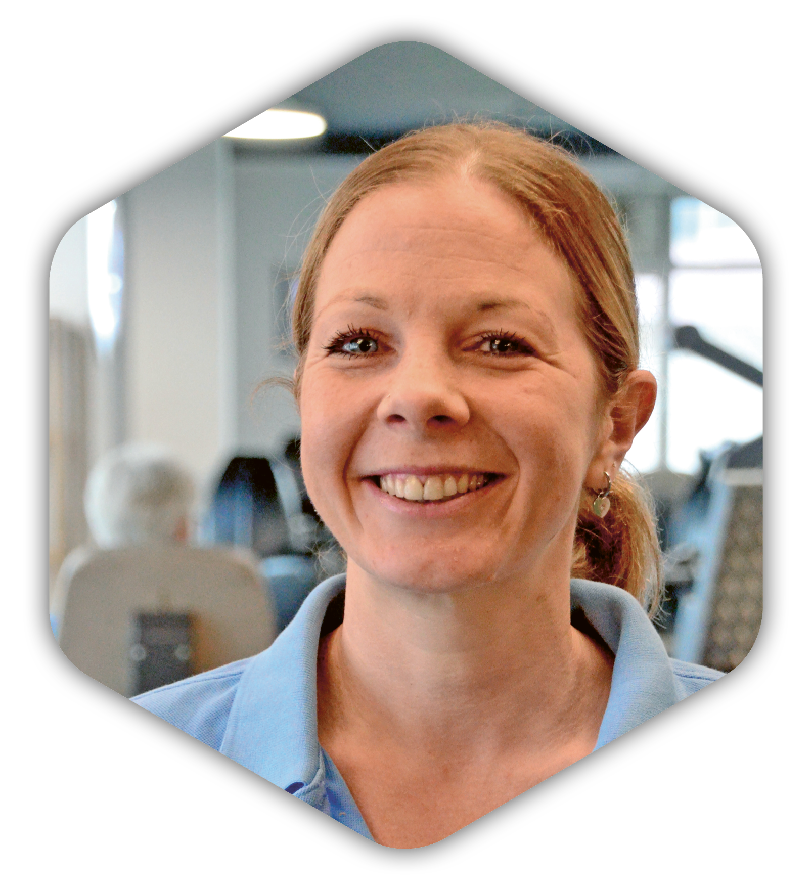 Eine Frau in einem blauen Hemd lächelt in die Kamera