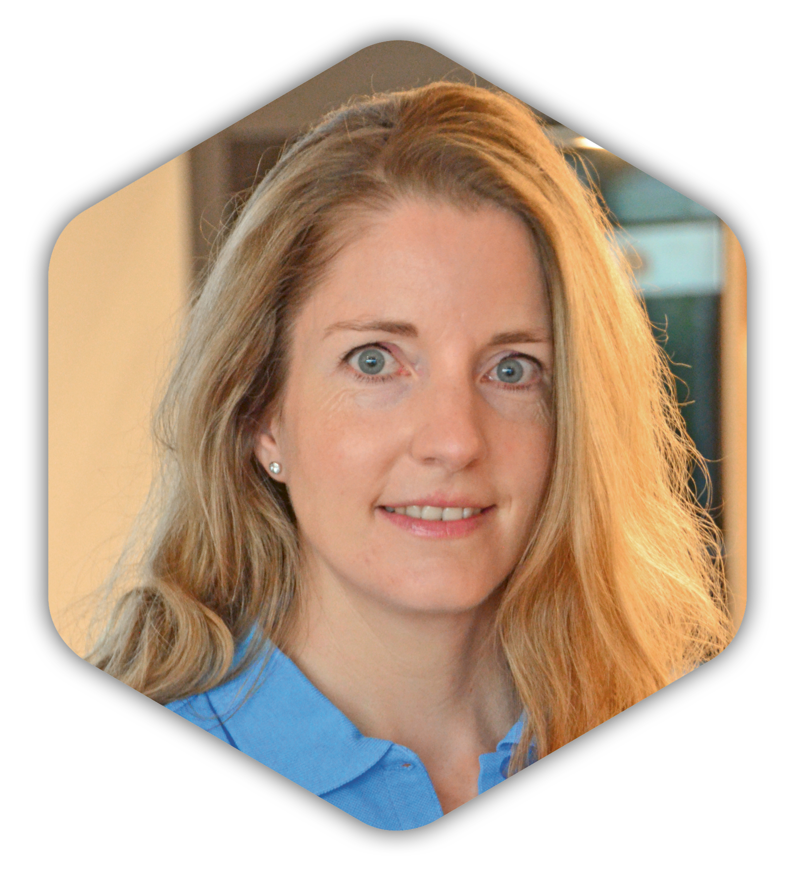 Eine Frau in einem blauen Hemd lächelt in die Kamera