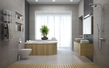 Bagno moderno con vasca, doccia, WC, lavabo e una pianta accanto a una finestra luminosa.