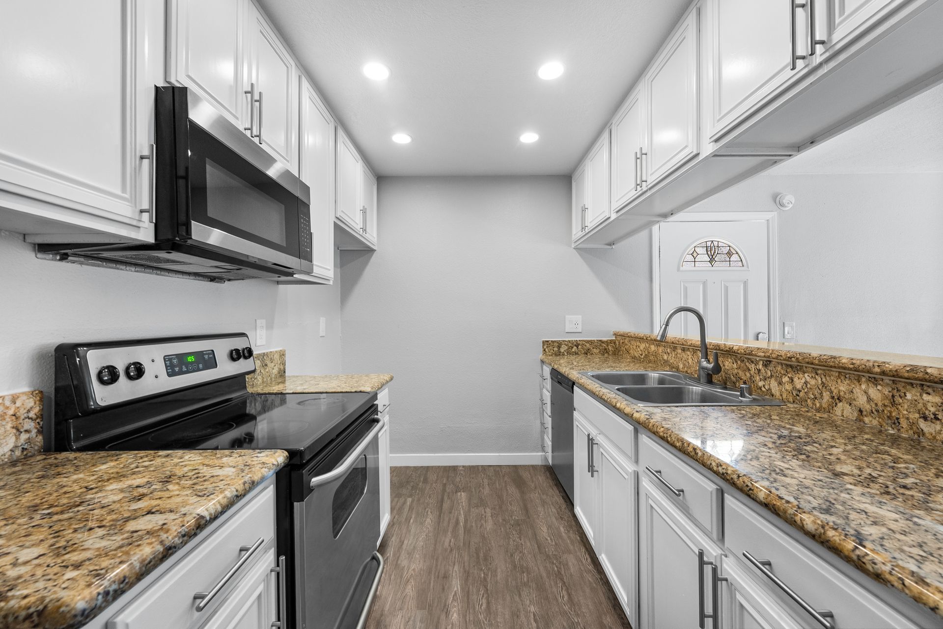 Park Plaza apartment kitchen