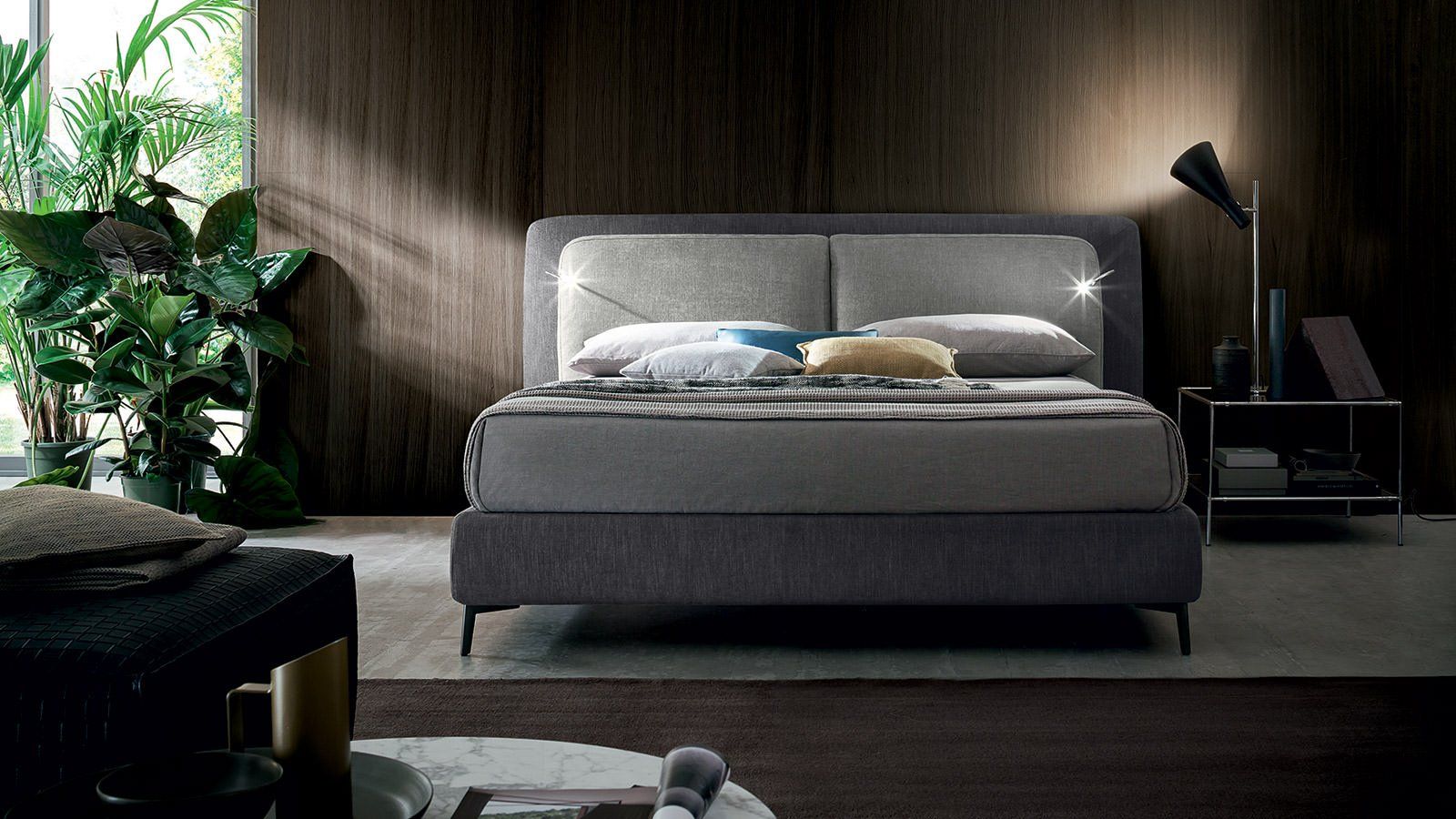 letto con struttura grigia in tessuto