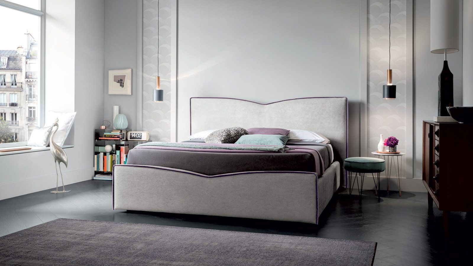 letto grigio con design elegante e bordo scuro