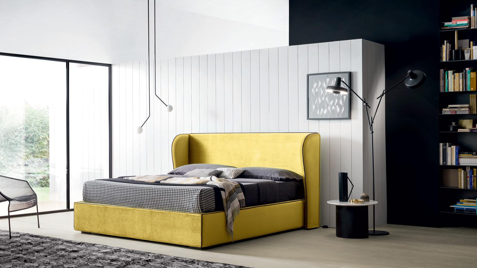 letto giallo in velluto con bordi scuri