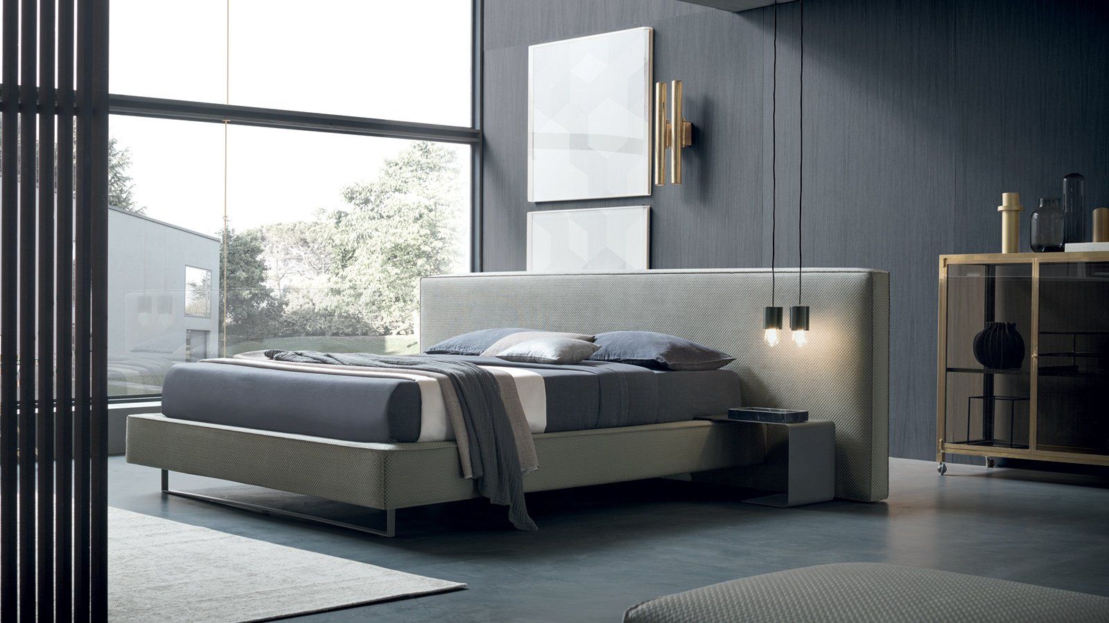 letto matrimoniale con ampia testata grigia