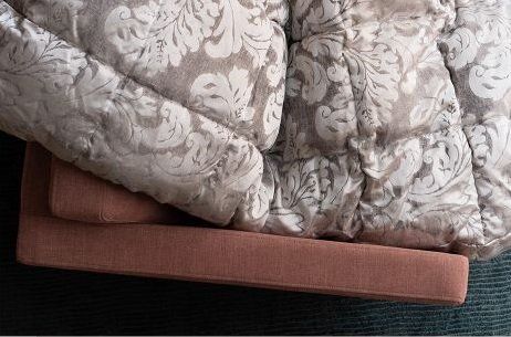 piumino grigio e bianco con fantasia barocca