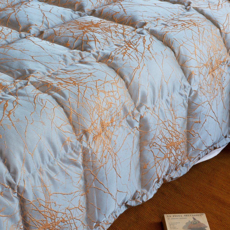 piumone bianco con decorazioni color corallo