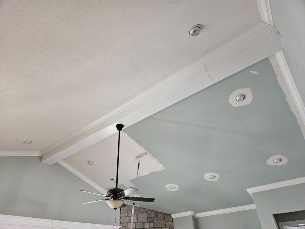 White and blue ceiling with crown molding, a ceiling fan, and recessed lights.