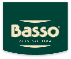 Un camion blu è parcheggiato accanto a un camion bianco in un parcheggio.